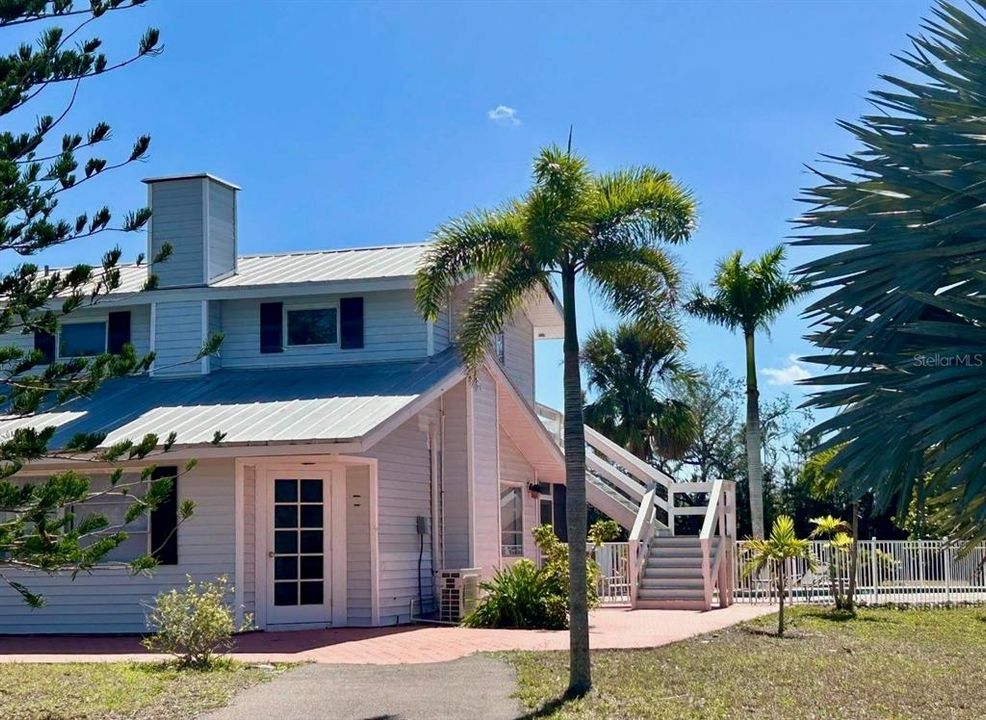 For Sale: $549,500 (3 beds, 3 baths, 1810 Square Feet)