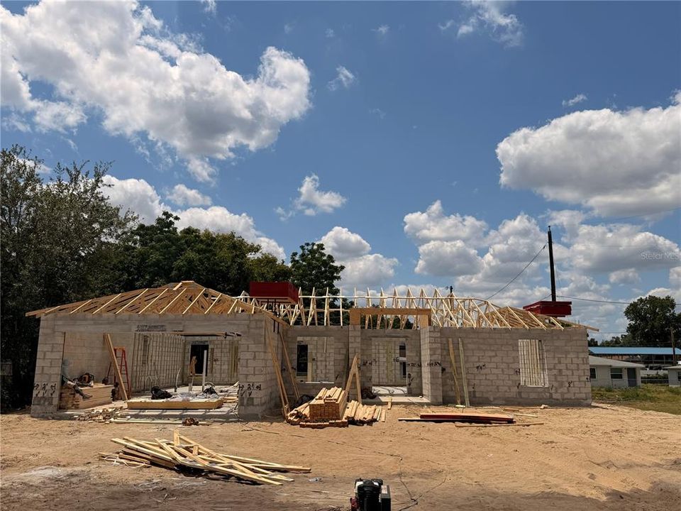 Activo con contrato: $324,900 (3 camas, 2 baños, 1551 Pies cuadrados)
