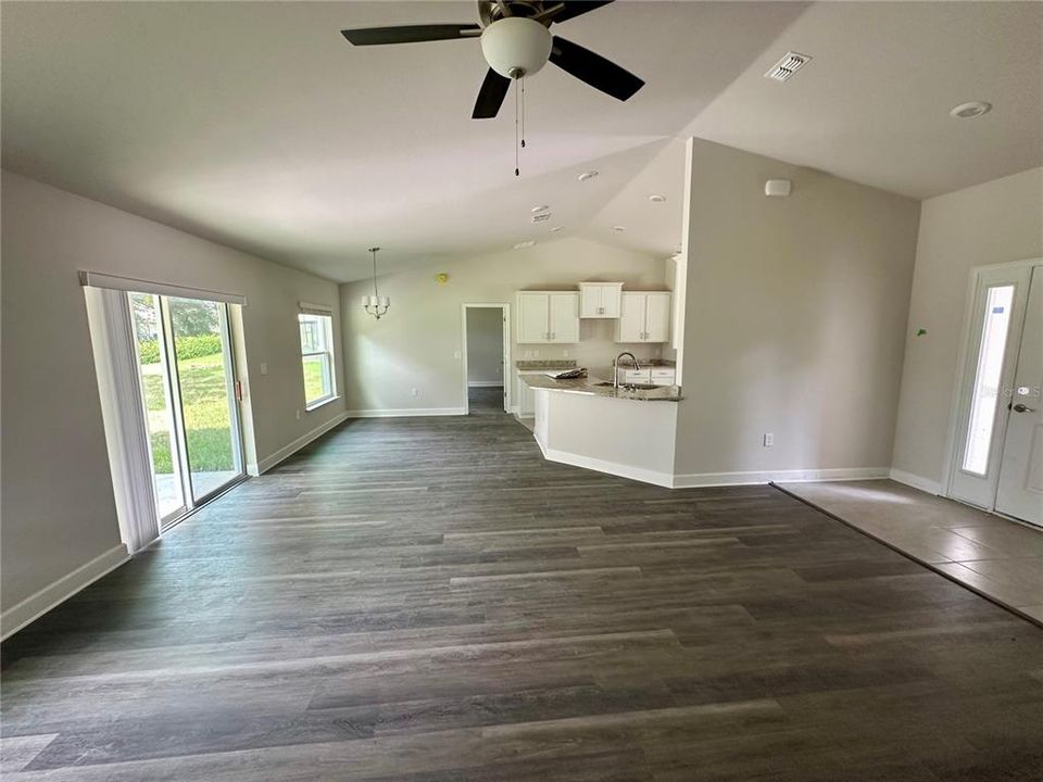 Activo con contrato: $324,900 (3 camas, 2 baños, 1551 Pies cuadrados)