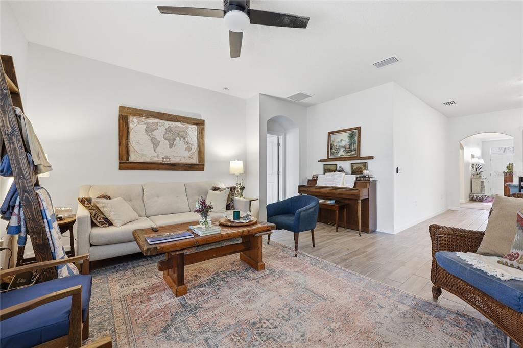 На продажу: $385,000 (4 спален, 2 ванн, 1785 Квадратных фут)