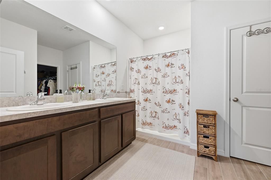 На продажу: $385,000 (4 спален, 2 ванн, 1785 Квадратных фут)