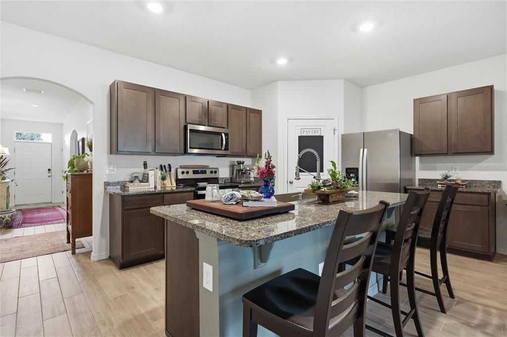 На продажу: $385,000 (4 спален, 2 ванн, 1785 Квадратных фут)