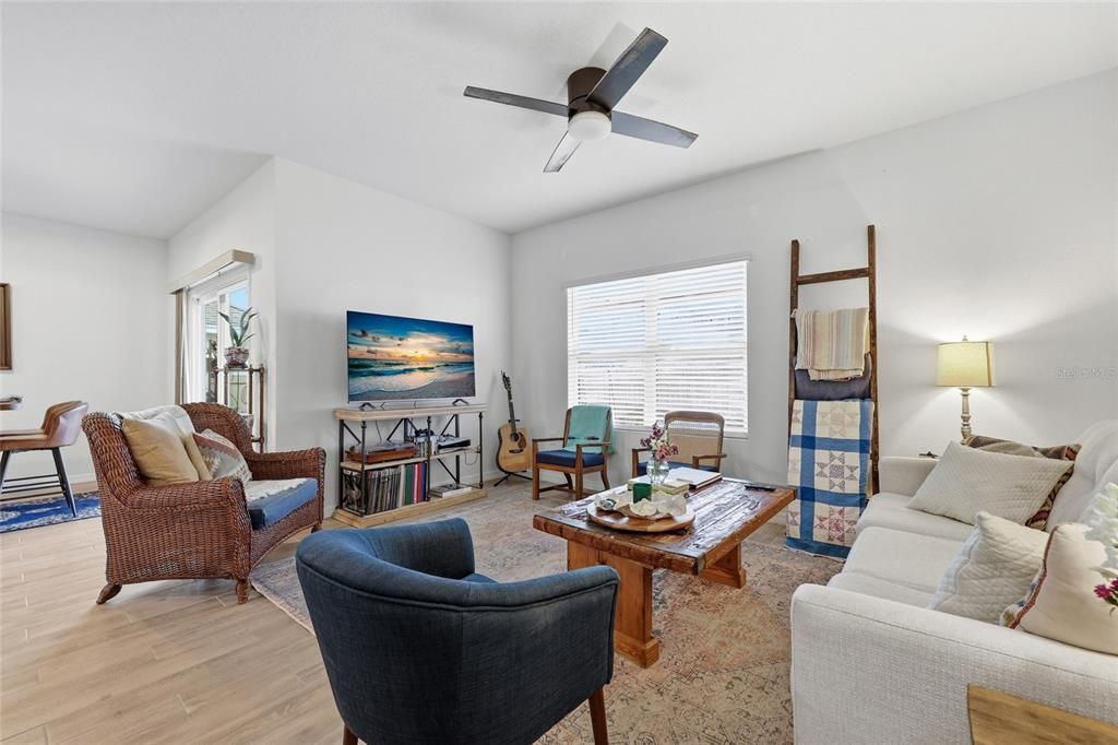 На продажу: $385,000 (4 спален, 2 ванн, 1785 Квадратных фут)