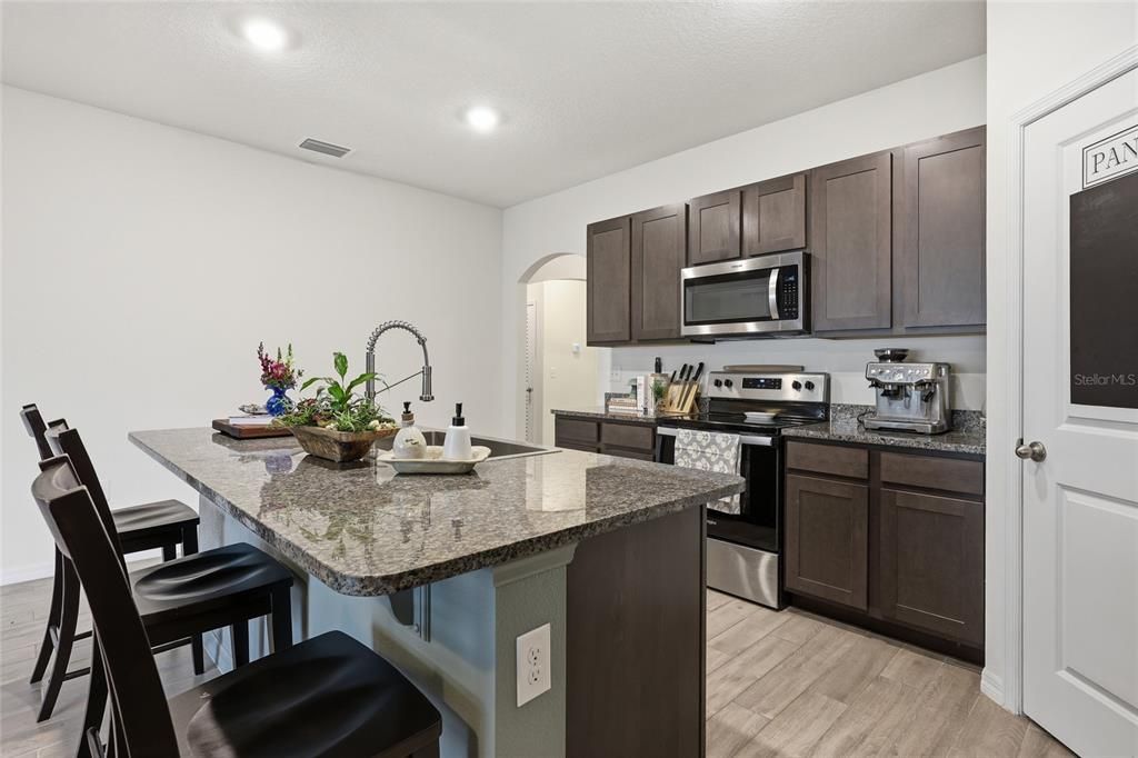 На продажу: $385,000 (4 спален, 2 ванн, 1785 Квадратных фут)