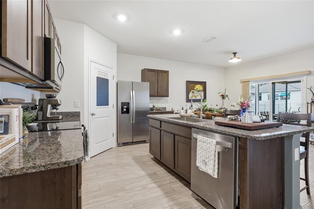 На продажу: $385,000 (4 спален, 2 ванн, 1785 Квадратных фут)