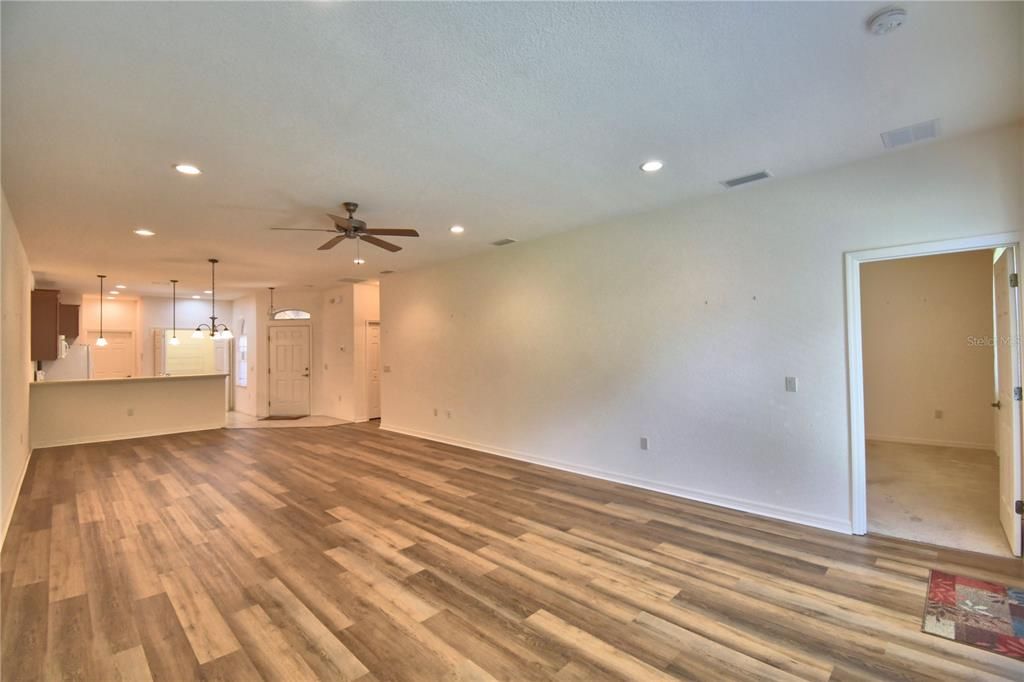 Active With Contract: $185,000 (2 beds, 2 baths, 1231 Square Feet)