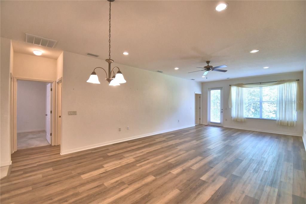 Active With Contract: $185,000 (2 beds, 2 baths, 1231 Square Feet)