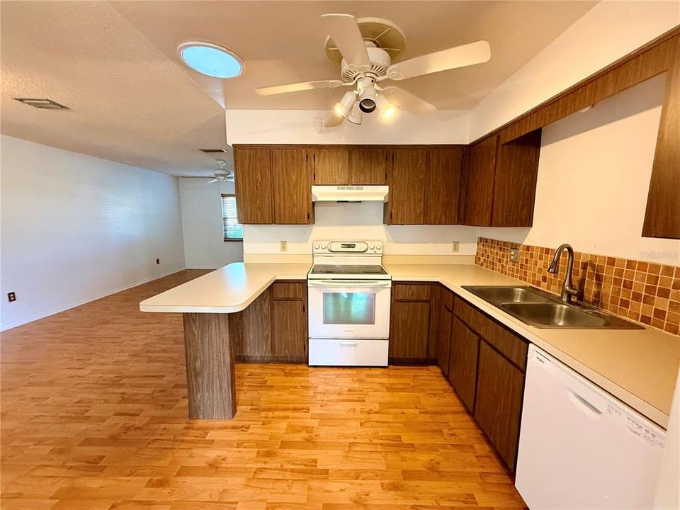 Activo con contrato: $253,000 (3 camas, 2 baños, 1440 Pies cuadrados)
