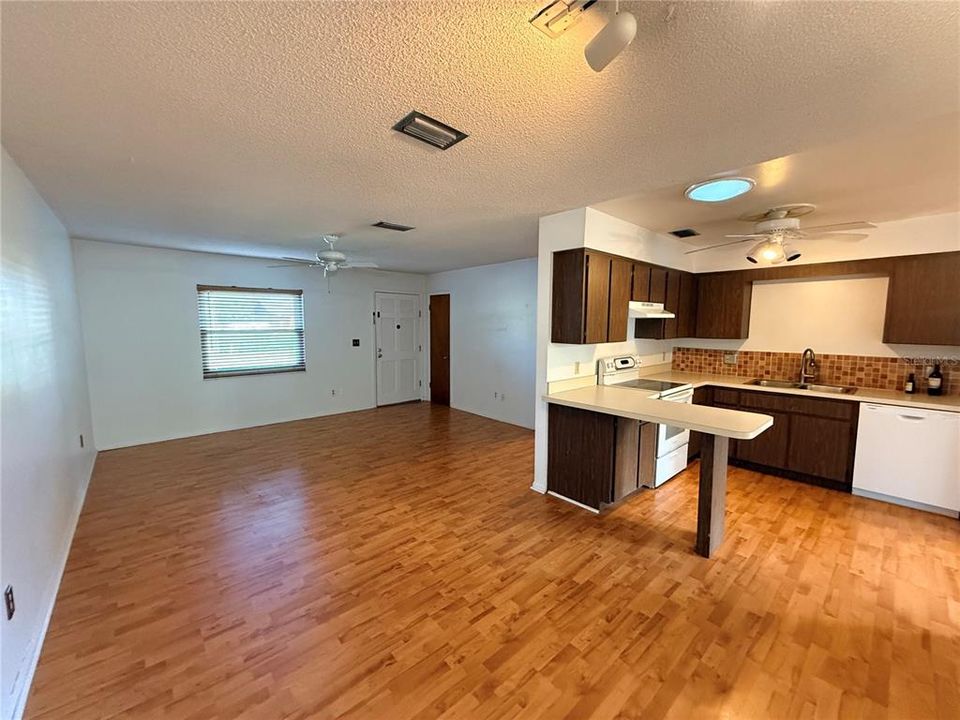 Activo con contrato: $253,000 (3 camas, 2 baños, 1440 Pies cuadrados)