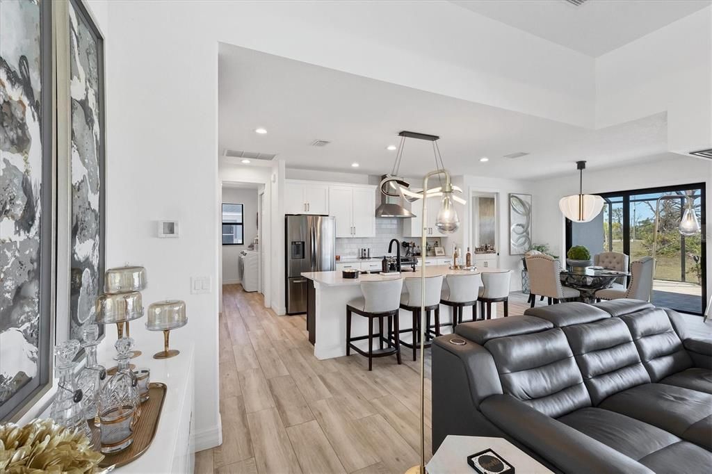 En Venta: $699,000 (3 camas, 2 baños, 2082 Pies cuadrados)