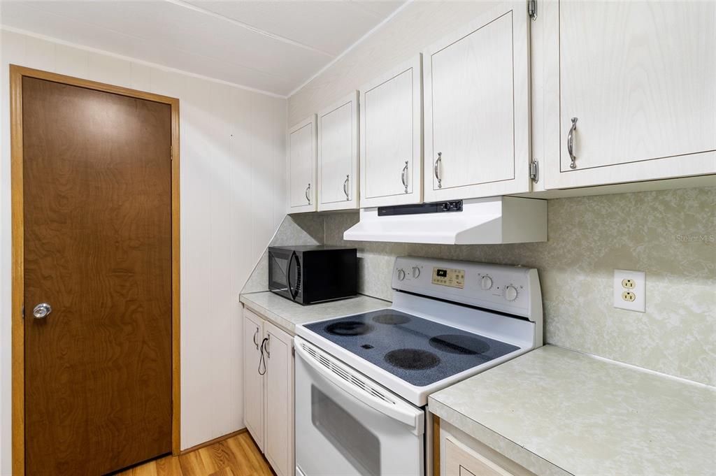 На продажу: $114,900 (2 спален, 2 ванн, 720 Квадратных фут)