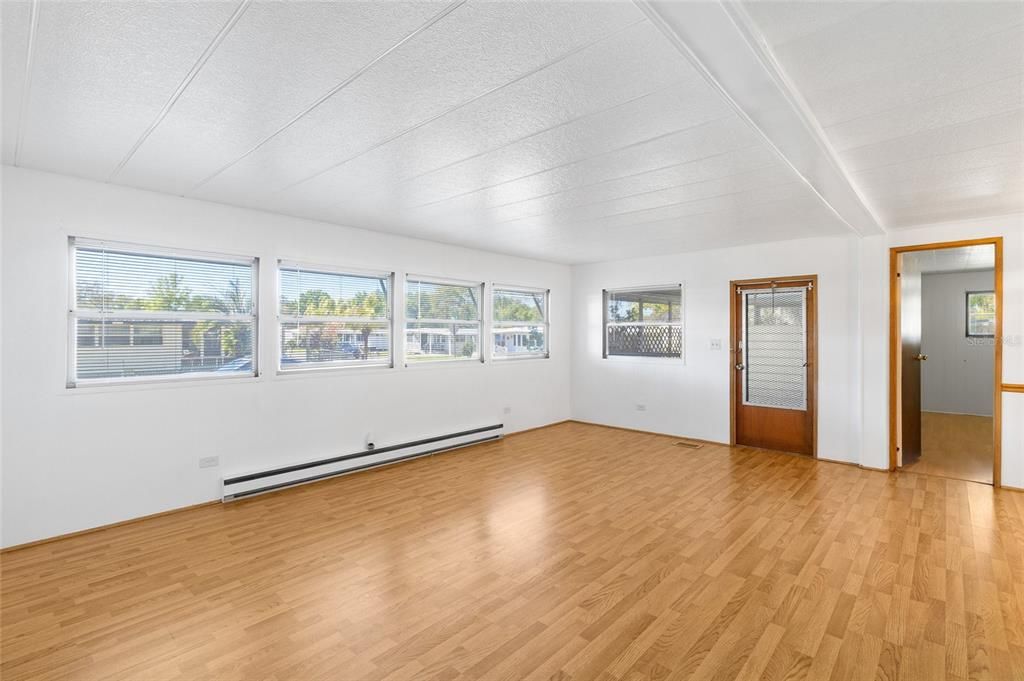 На продажу: $114,900 (2 спален, 2 ванн, 720 Квадратных фут)