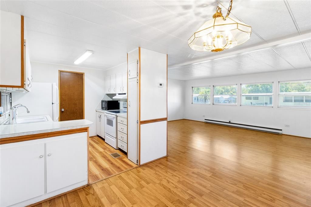 На продажу: $114,900 (2 спален, 2 ванн, 720 Квадратных фут)