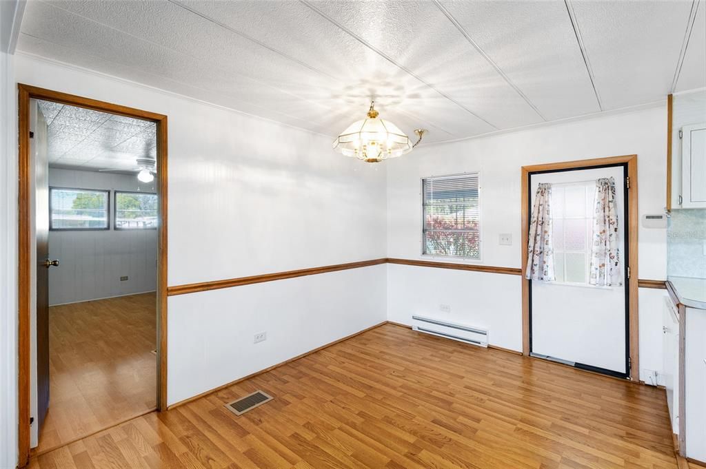 На продажу: $114,900 (2 спален, 2 ванн, 720 Квадратных фут)