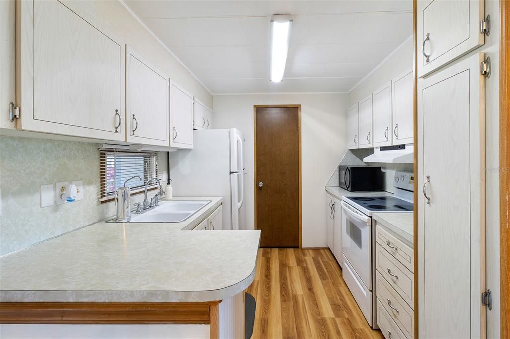 На продажу: $114,900 (2 спален, 2 ванн, 720 Квадратных фут)