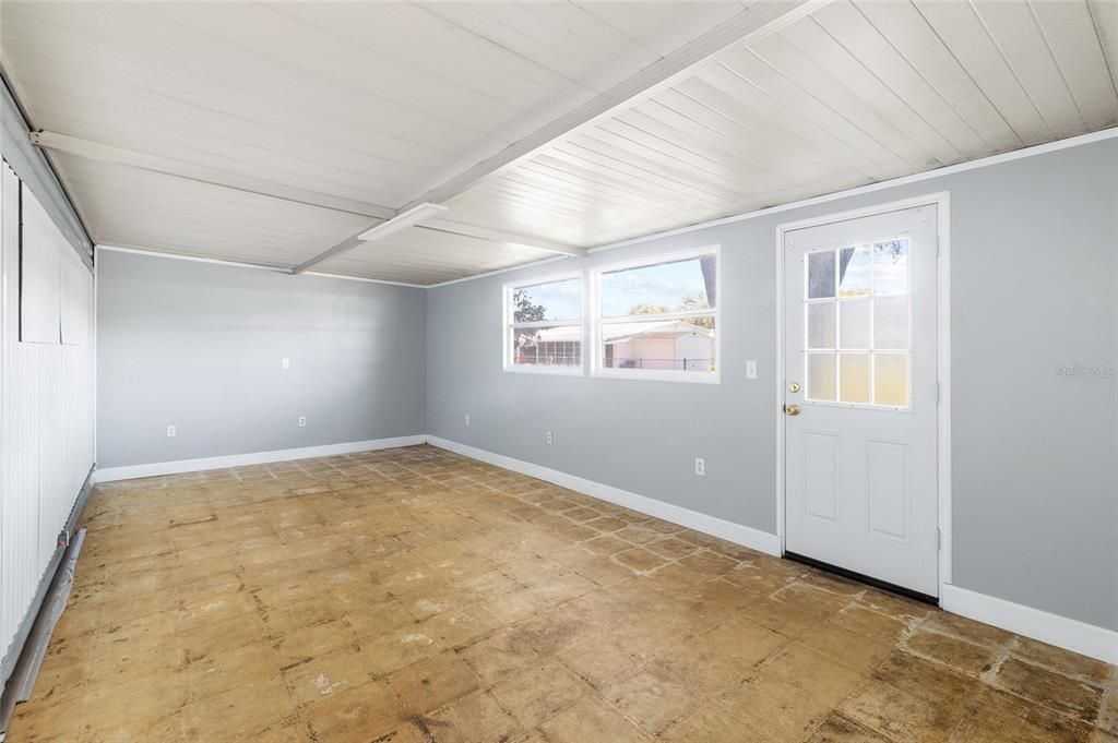 На продажу: $114,900 (2 спален, 2 ванн, 720 Квадратных фут)