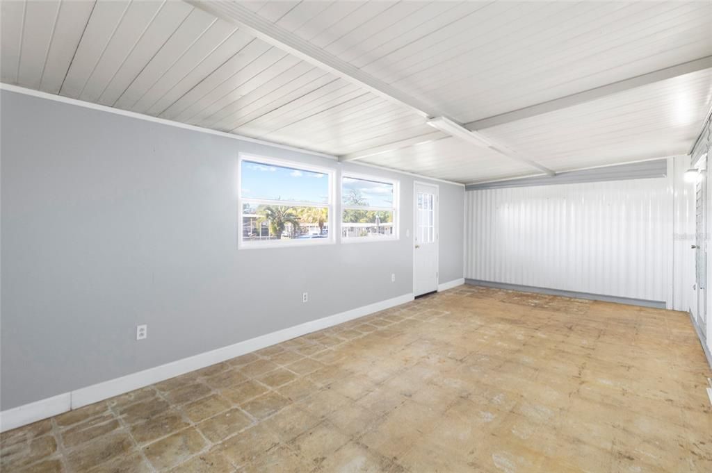 На продажу: $114,900 (2 спален, 2 ванн, 720 Квадратных фут)