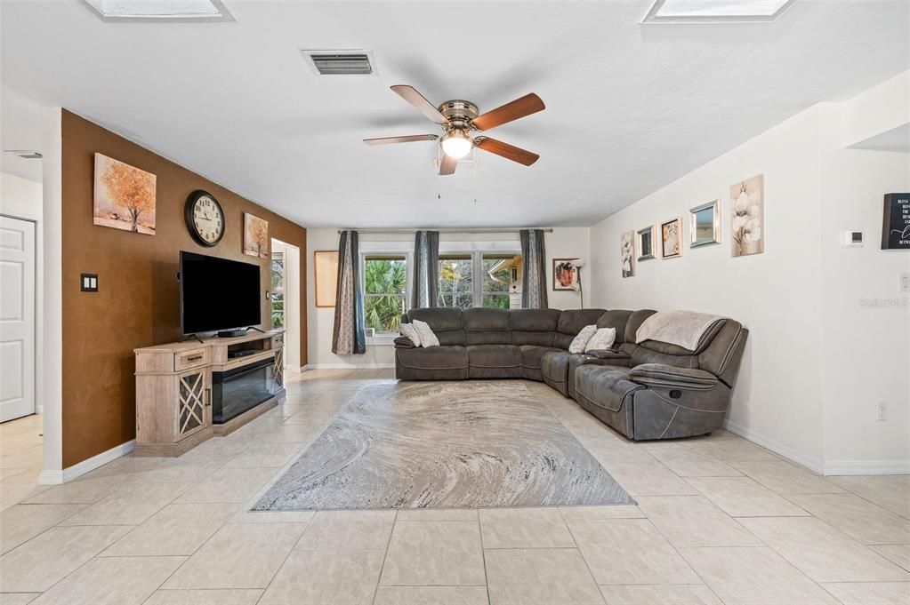 На продажу: $425,000 (4 спален, 3 ванн, 2331 Квадратных фут)