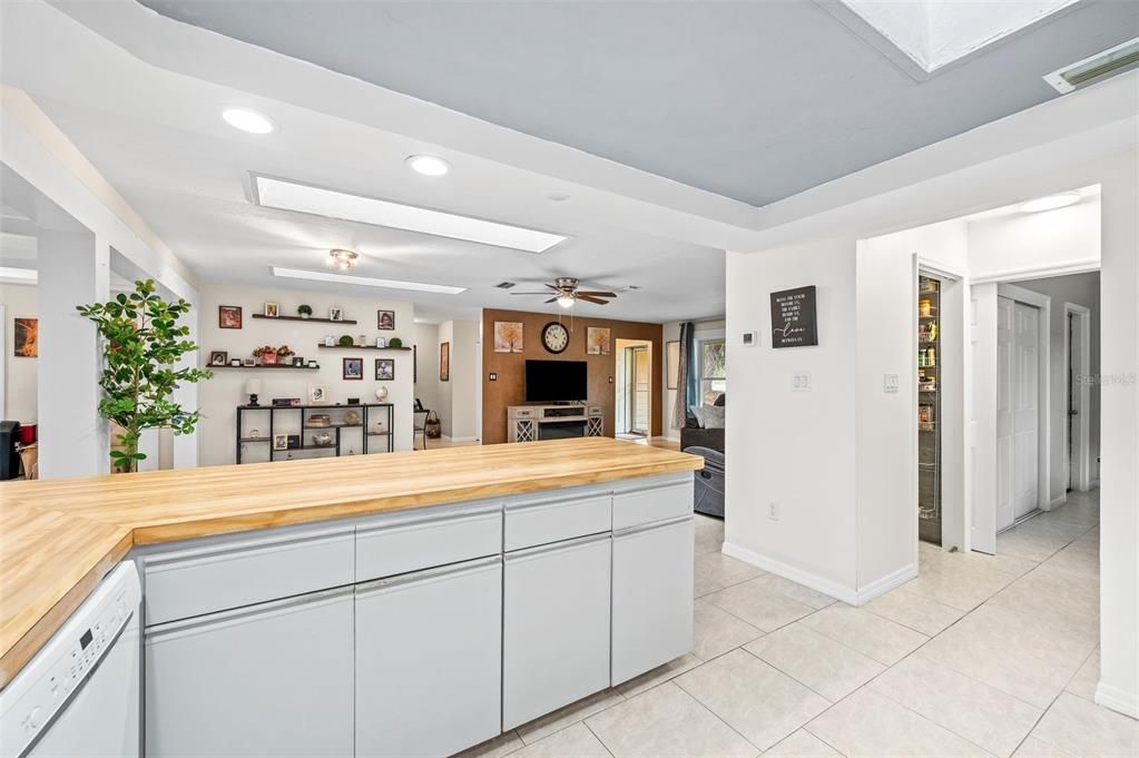 На продажу: $425,000 (4 спален, 3 ванн, 2331 Квадратных фут)