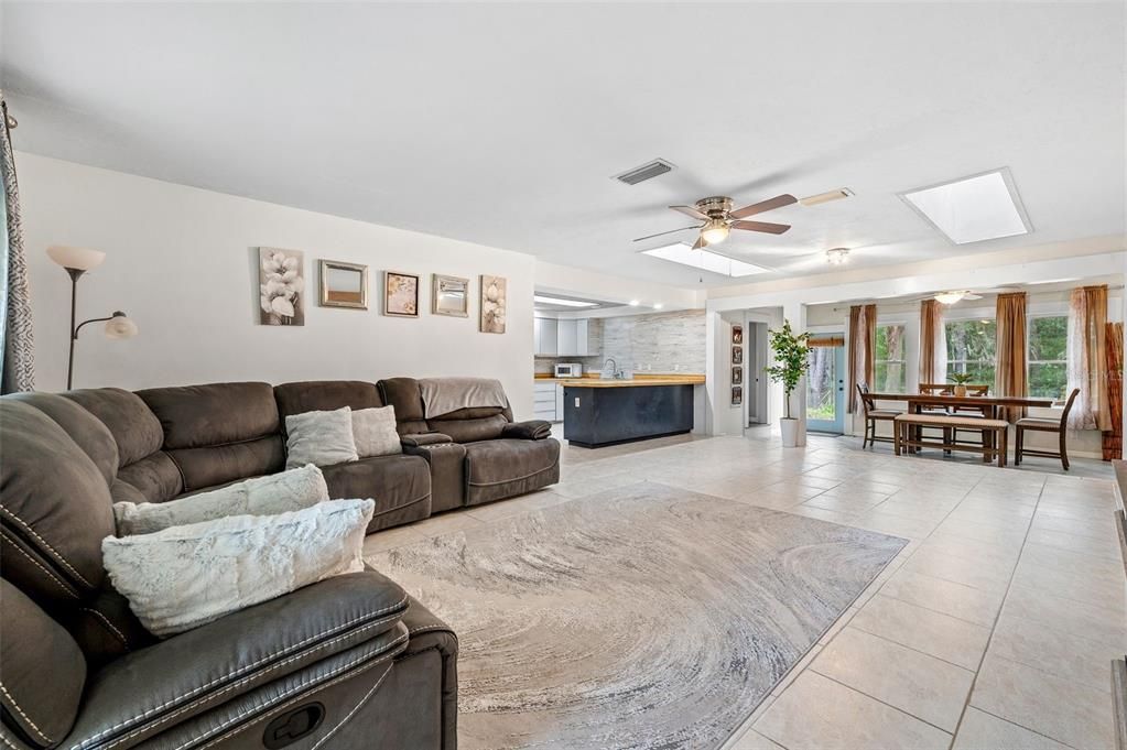 На продажу: $425,000 (4 спален, 3 ванн, 2331 Квадратных фут)