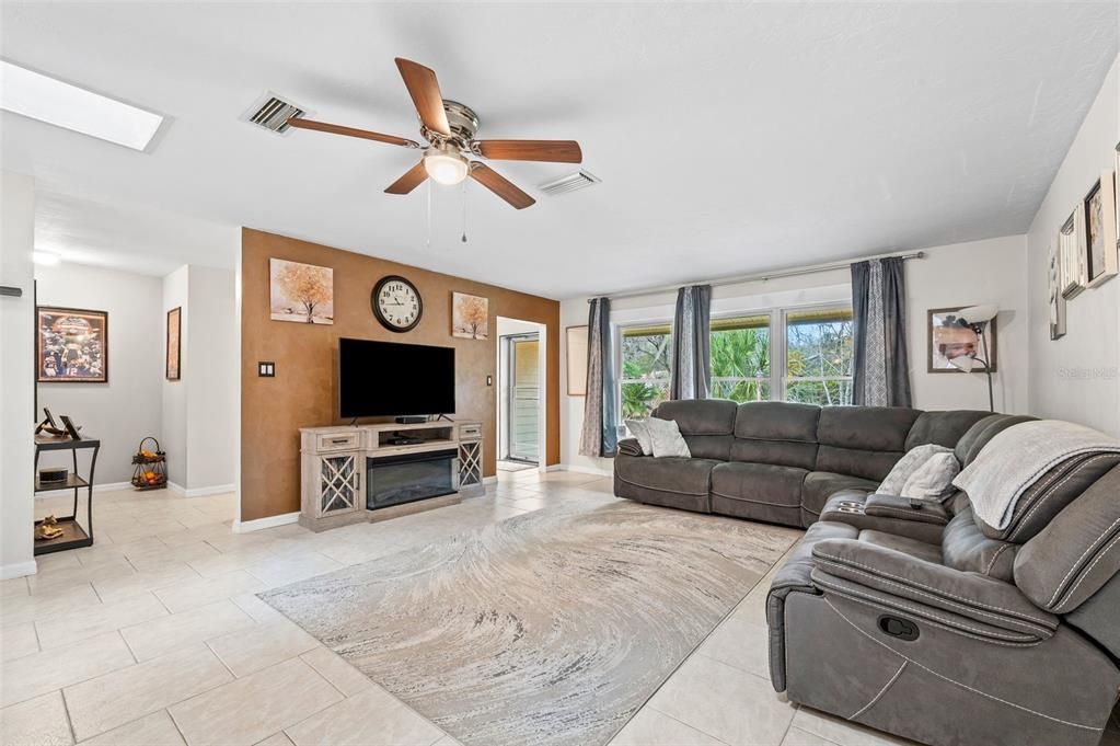 На продажу: $425,000 (4 спален, 3 ванн, 2331 Квадратных фут)