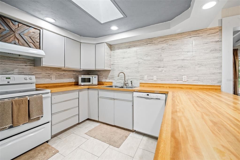 На продажу: $425,000 (4 спален, 3 ванн, 2331 Квадратных фут)