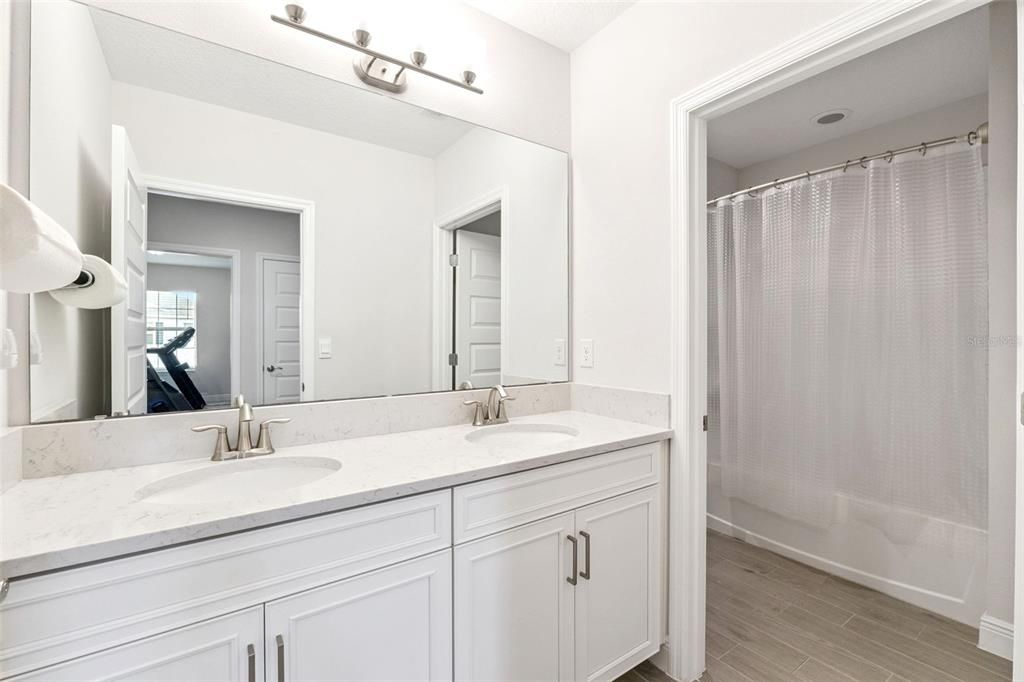 Activo con contrato: $1,299,500 (5 camas, 3 baños, 3911 Pies cuadrados)