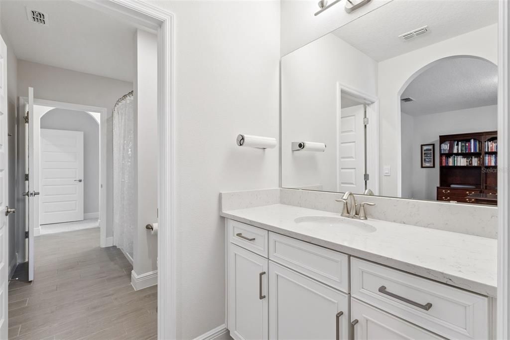 Activo con contrato: $1,299,500 (5 camas, 3 baños, 3911 Pies cuadrados)