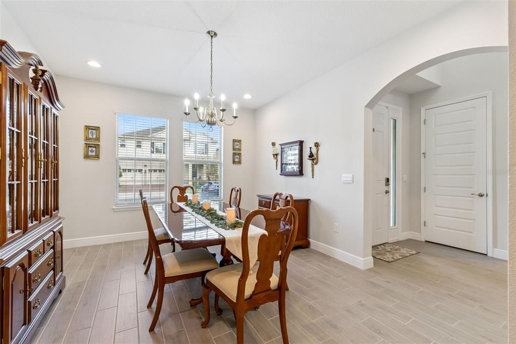 Activo con contrato: $1,299,500 (5 camas, 3 baños, 3911 Pies cuadrados)