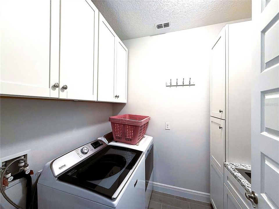 Activo con contrato: $1,299,500 (5 camas, 3 baños, 3911 Pies cuadrados)