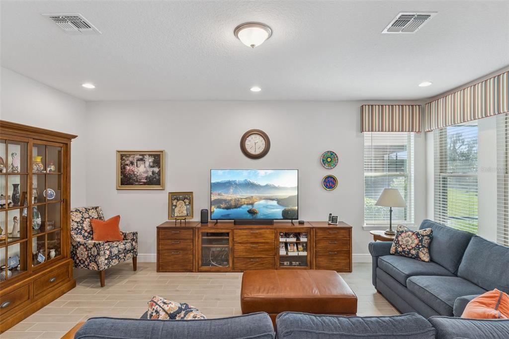 Activo con contrato: $1,299,500 (5 camas, 3 baños, 3911 Pies cuadrados)
