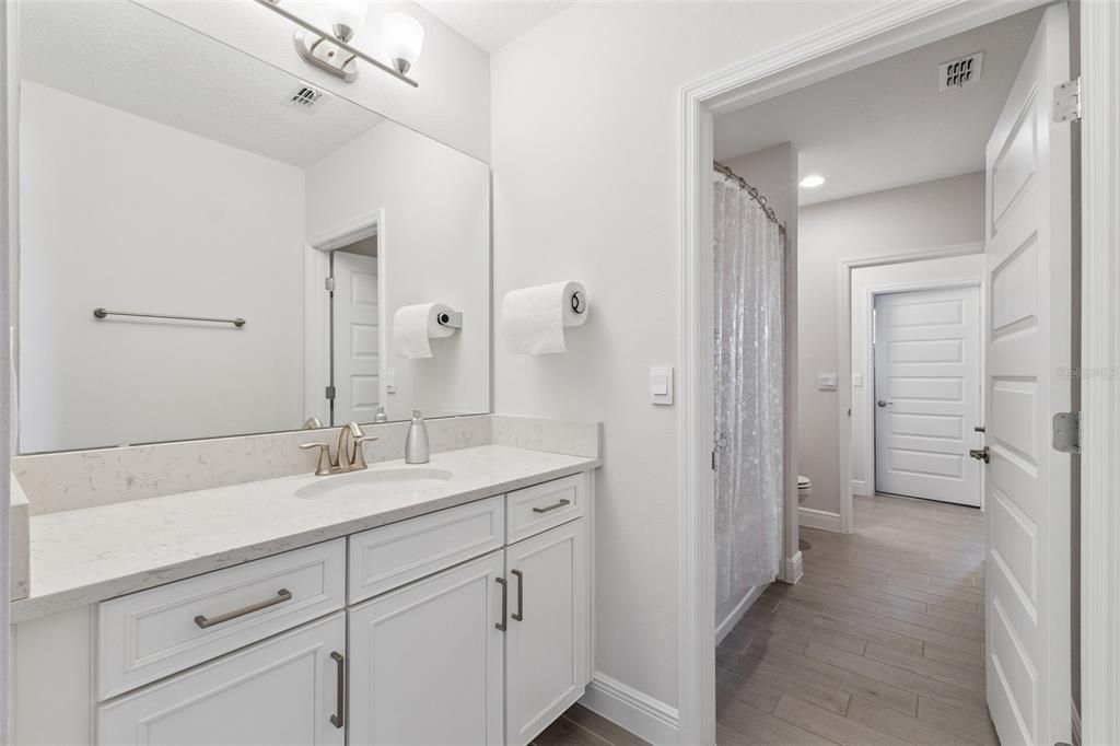Activo con contrato: $1,299,500 (5 camas, 3 baños, 3911 Pies cuadrados)