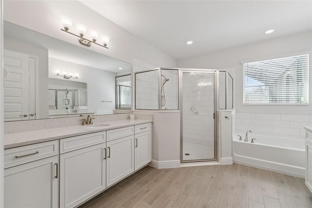 Activo con contrato: $1,299,500 (5 camas, 3 baños, 3911 Pies cuadrados)