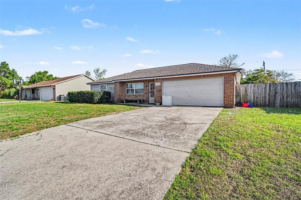 Active With Contract: $195,000 (3 beds, 2 baths, 1103 Square Feet)