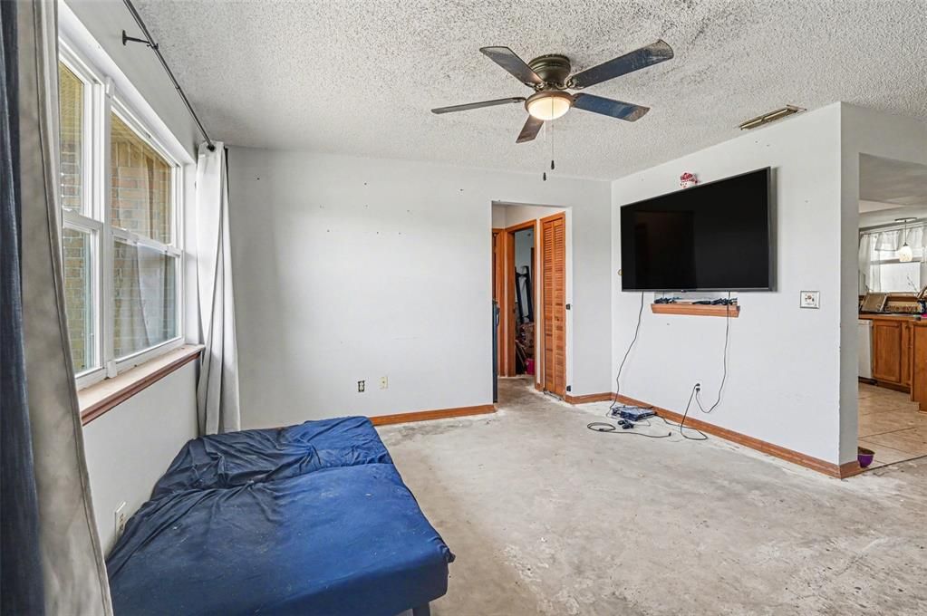 Active With Contract: $195,000 (3 beds, 2 baths, 1103 Square Feet)