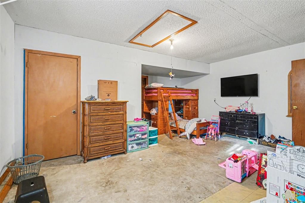 Active With Contract: $195,000 (3 beds, 2 baths, 1103 Square Feet)