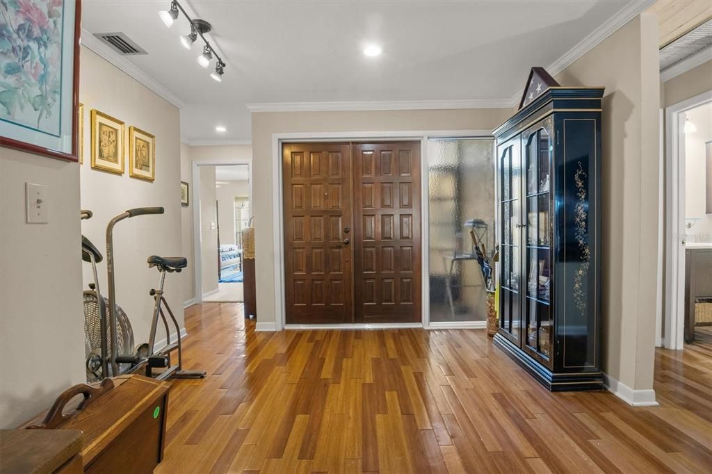 For Sale: $215,000 (3 beds, 3 baths, 1819 Square Feet)