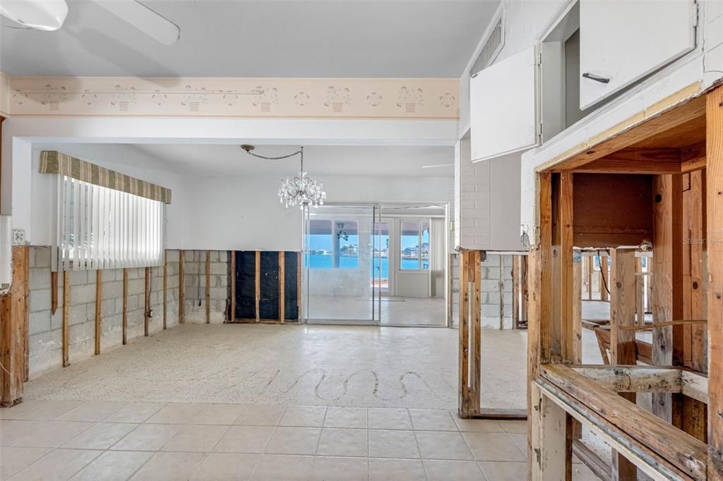Под контрактом: $799,000 (3 спален, 2 ванн, 1686 Квадратных фут)