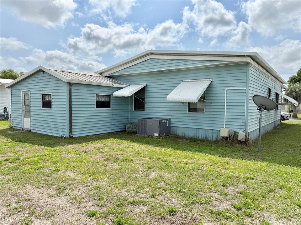 Active With Contract: $125,000 (2 beds, 2 baths, 936 Square Feet)