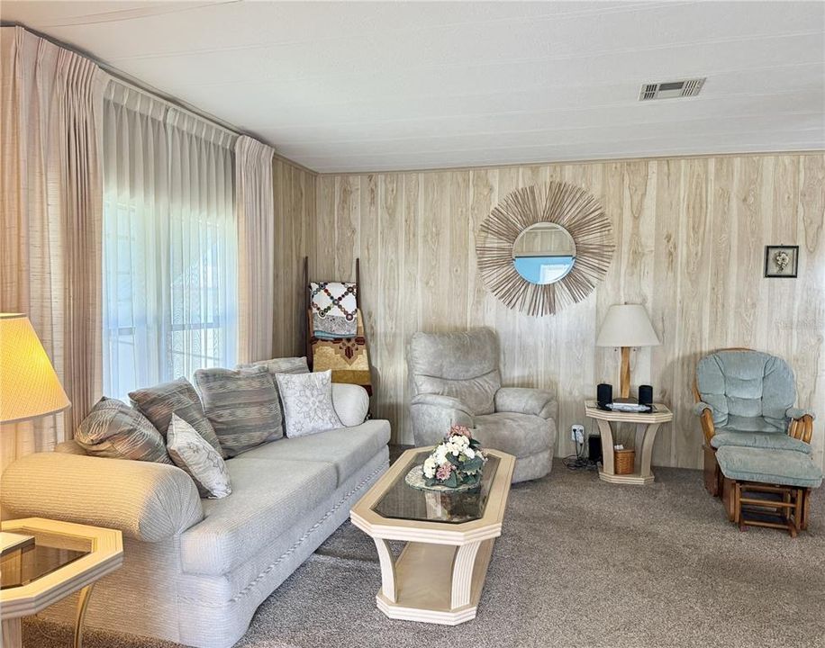 Active With Contract: $125,000 (2 beds, 2 baths, 936 Square Feet)