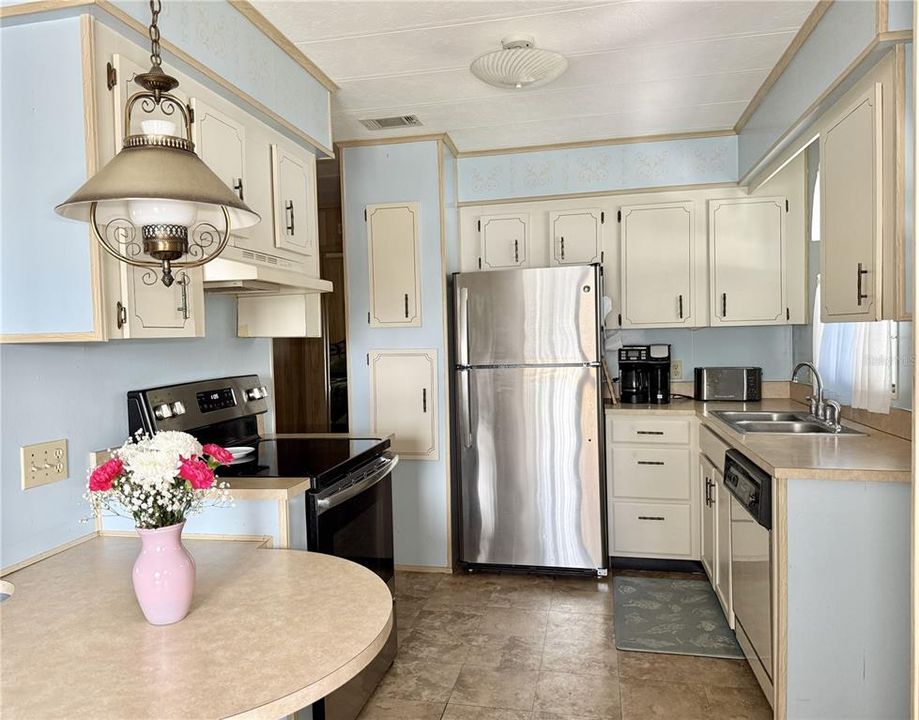 Active With Contract: $125,000 (2 beds, 2 baths, 936 Square Feet)