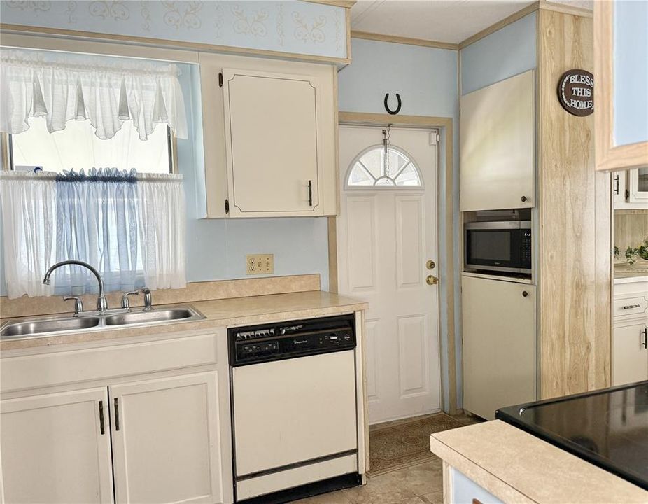 Active With Contract: $125,000 (2 beds, 2 baths, 936 Square Feet)