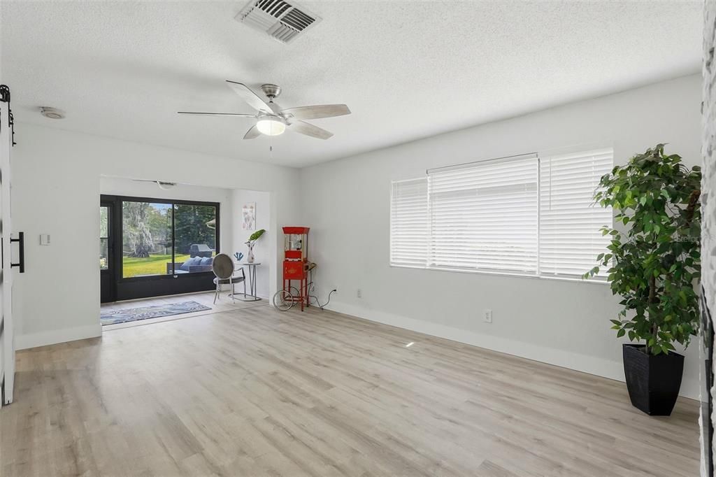 En Venta: $269,900 (2 camas, 2 baños, 1011 Pies cuadrados)