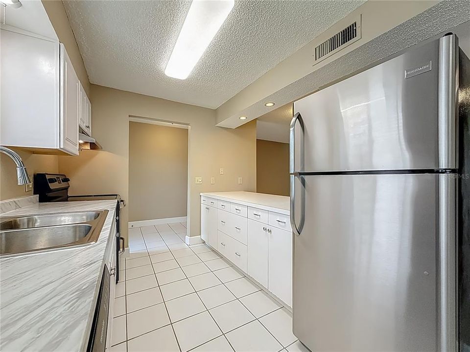 For Sale: $109,000 (1 beds, 1 baths, 890 Square Feet)