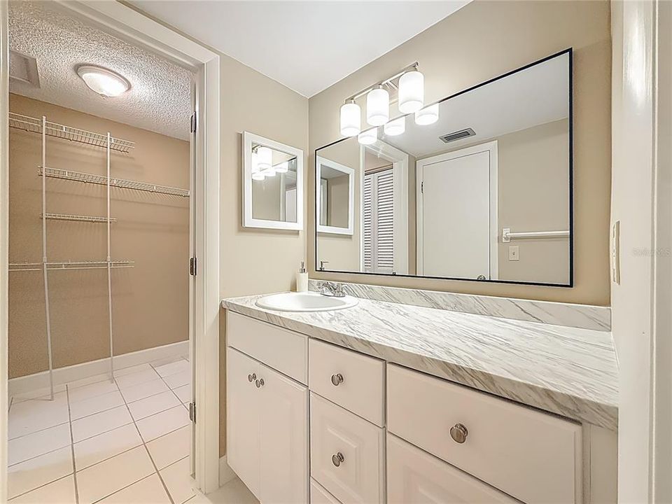 For Sale: $109,000 (1 beds, 1 baths, 890 Square Feet)