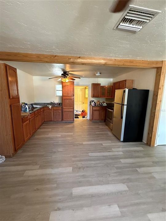 На продажу: $390,000 (6 спален, 0 ванн, 1664 Квадратных фут)