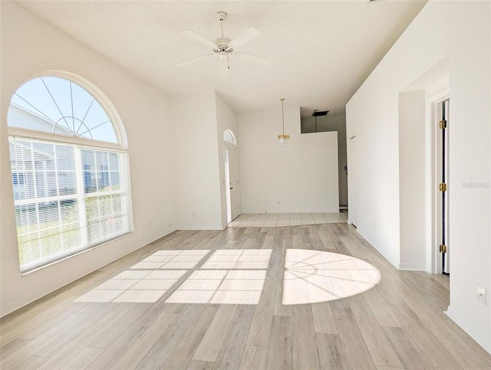 На продажу: $314,900 (2 спален, 2 ванн, 1207 Квадратных фут)