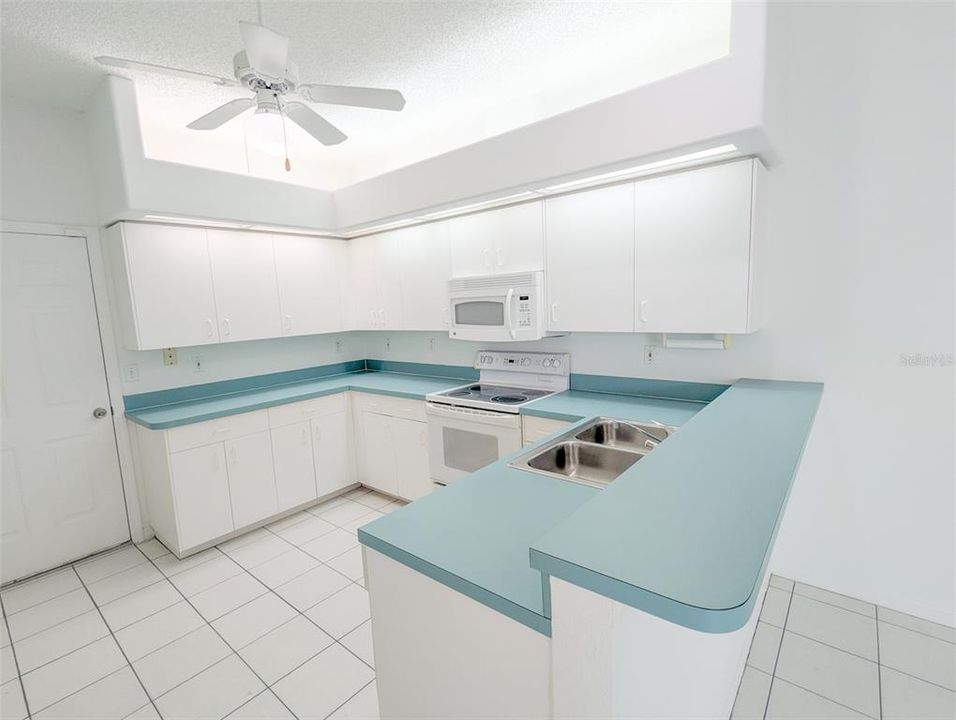 На продажу: $314,900 (2 спален, 2 ванн, 1207 Квадратных фут)