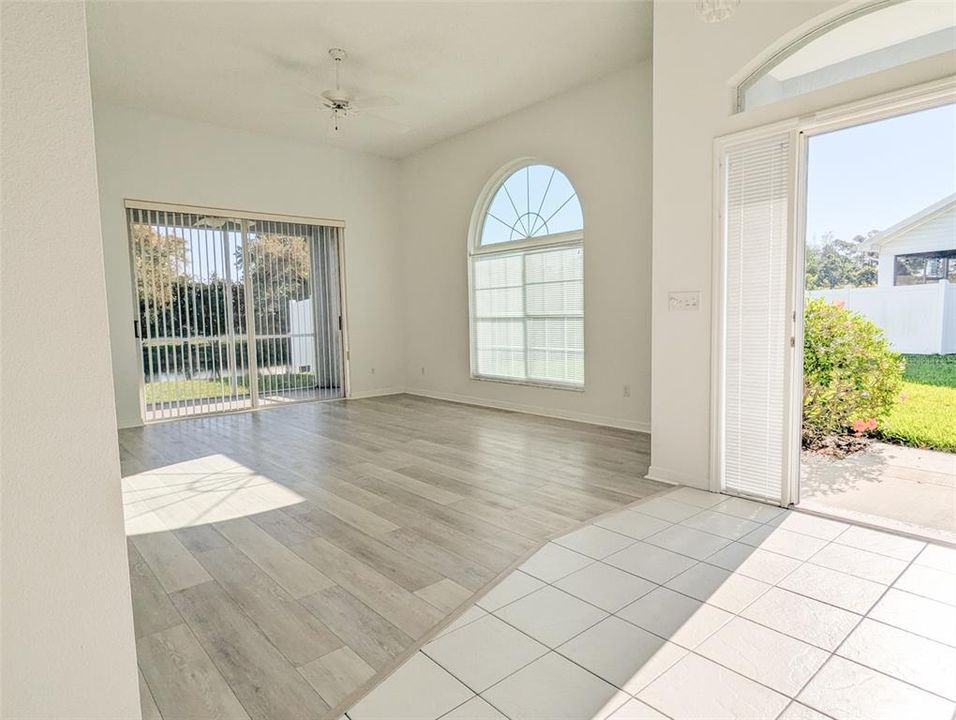 На продажу: $314,900 (2 спален, 2 ванн, 1207 Квадратных фут)