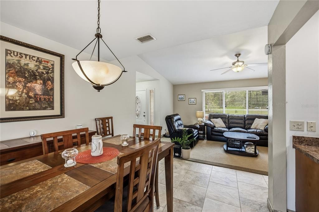 Под контрактом: $325,000 (3 спален, 2 ванн, 1375 Квадратных фут)